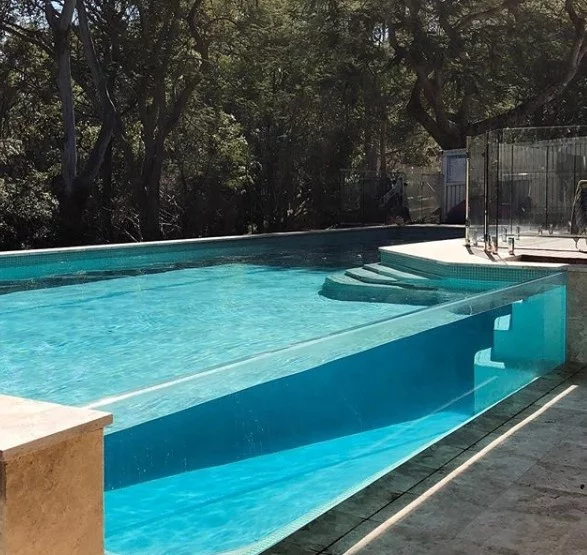 Wat zijn de voordelen van een acrylpool op het dak in een hotel?
